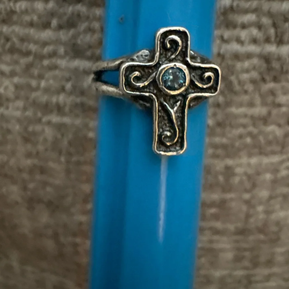 GUC cross Or Paz ring made in Israel. Size 8 stamped .925